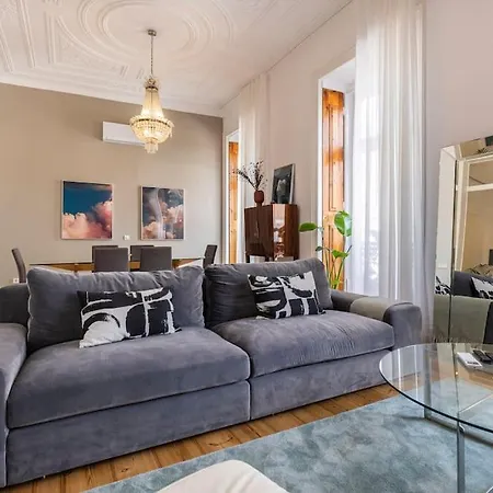 Апартаменти Luxurious In The Center Of *