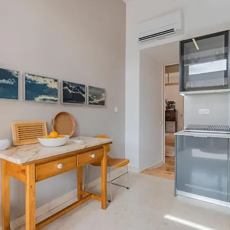 Luxurious In The Center Of Apartment *